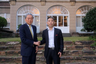 Yongxian Group und ehemaliger japanischer Premierminister Yukio Hatoyama besp...
